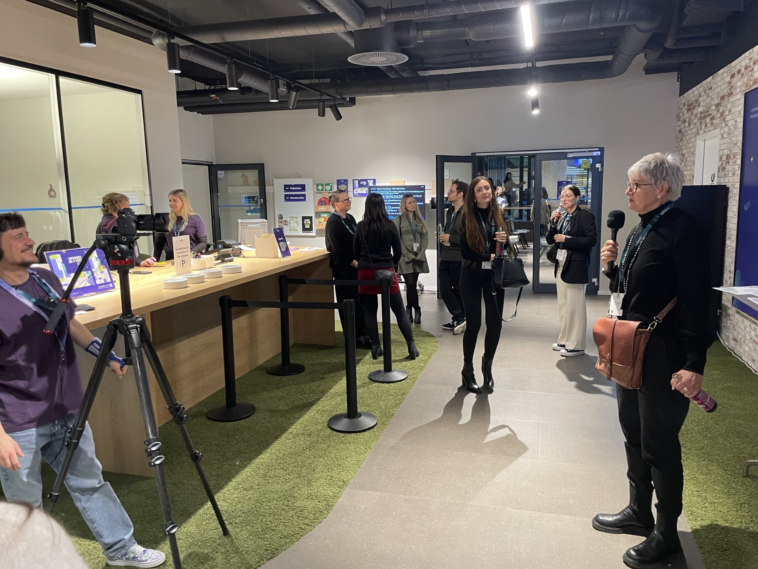 Women In Tech Night 2025 Corinna Tripp am Mikro