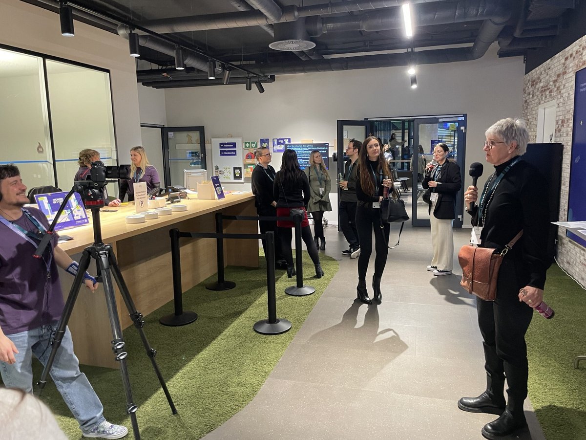 Women In Tech Night 2025 Corinna Tripp am Mikro