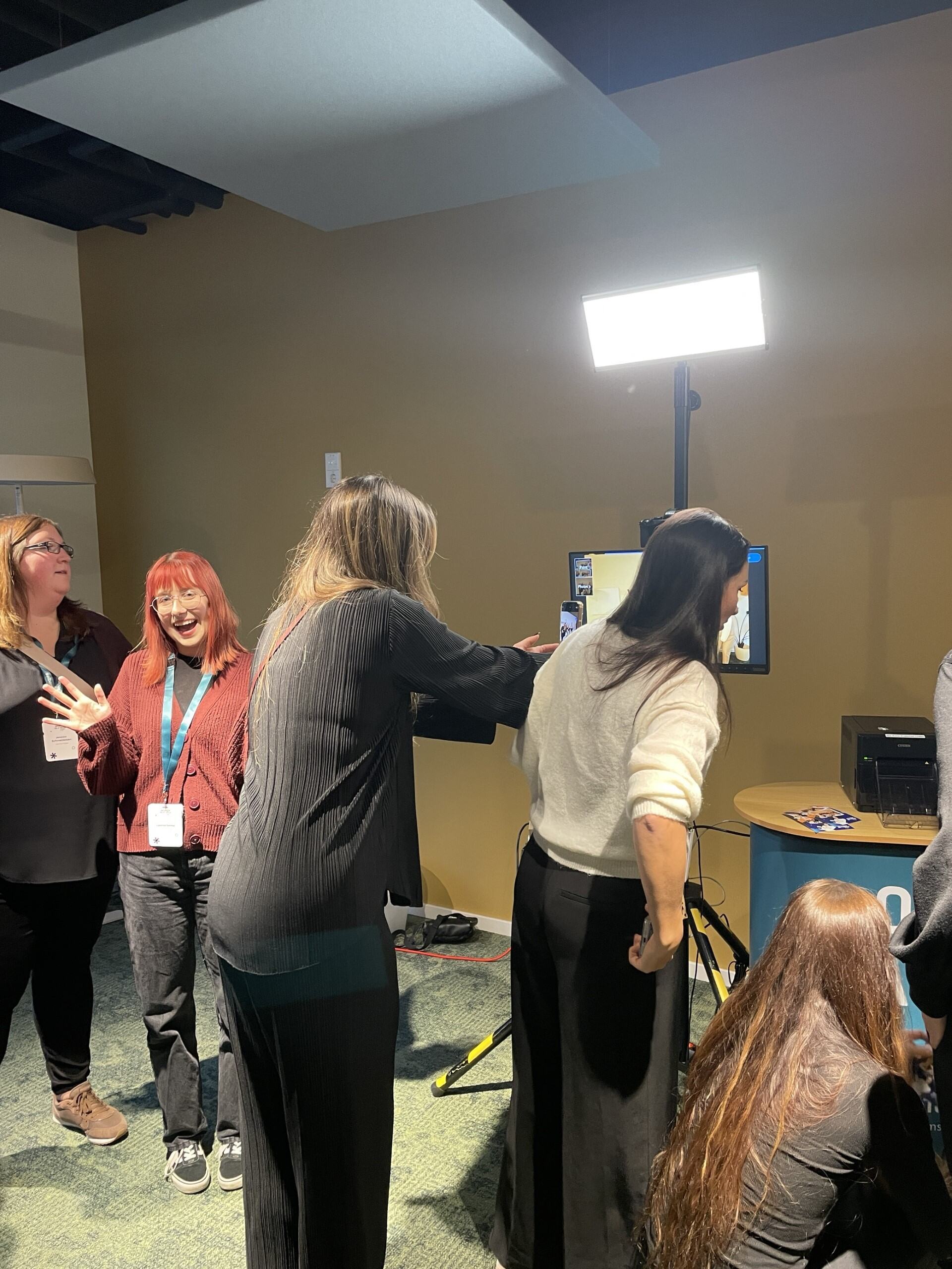 Women In Tech Night 2025 Medialine Team an der Photo Box