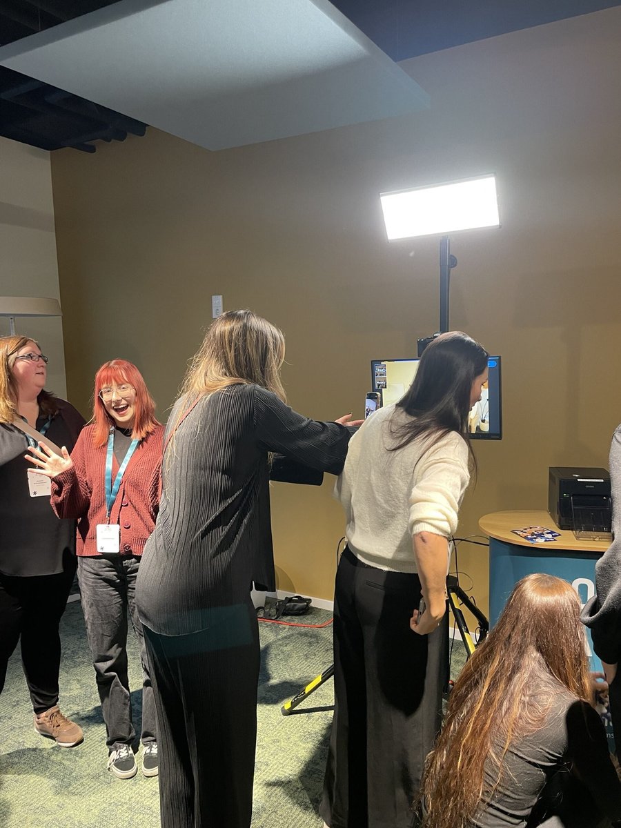 Women In Tech Night 2025 Medialine Team an der Photo Box
